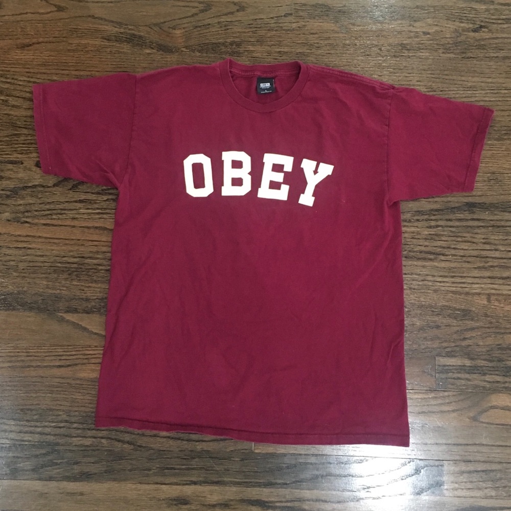 Maroon Graphic T Shirt Size M
